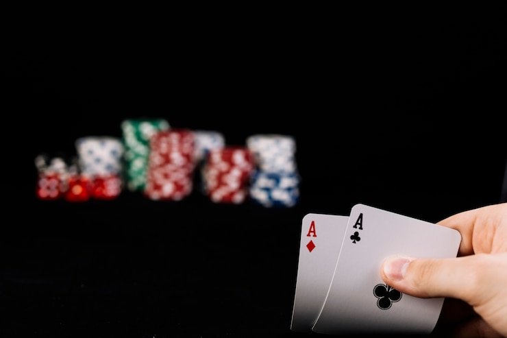 Layar permainan Teen Patti dengan pot dan taruhan visibel